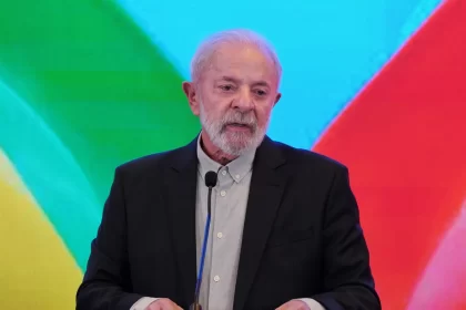 lula-convoca-reuniao-com-ministros-para-discutir-tarifa-imposta-por-trump