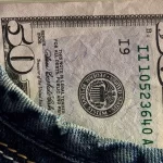 dolar-abre-em-alta-nesta-sexta-feira,-um-dia-apos-registrar-menor-valor-em-mais-de-um-ano