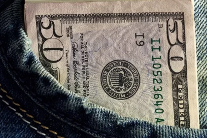 dolar-abre-em-alta-nesta-sexta-feira,-um-dia-apos-registrar-menor-valor-em-mais-de-um-ano