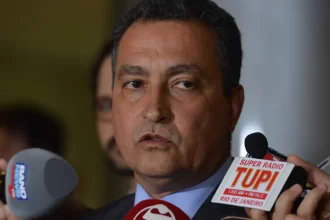 e-inacreditavel-presidente-dos-eua-preocupado-com-25-de-marco-e-pix,-diz-rui-costa