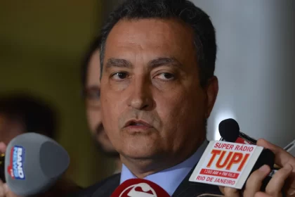 e-inacreditavel-presidente-dos-eua-preocupado-com-25-de-marco-e-pix,-diz-rui-costa