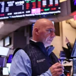 bolsa-bate-recorde,-e-dolar-cai-para-menor-valor-em-mais-de-um-ano