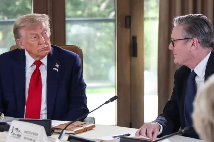 trump-e-starmer-assinam-acordo-comercial-entre-eua-e-reino-unido