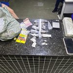 mulher-e-presa-por-trafico-de-drogas-durante-operacao-da-pm-em-itamaraju