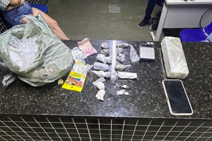 mulher-e-presa-por-trafico-de-drogas-durante-operacao-da-pm-em-itamaraju