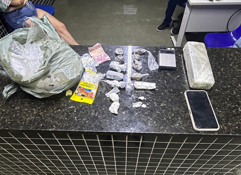 mulher-e-presa-por-trafico-de-drogas-durante-operacao-da-pm-em-itamaraju