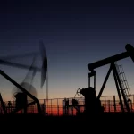 petroleo-dispara-e-dolar-ganha-forca-apos-israel-bombardear-ira