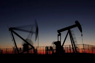 petroleo-dispara-e-dolar-ganha-forca-apos-israel-bombardear-ira