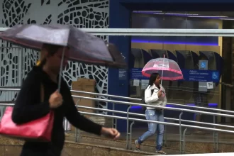 regra-que-restringe-trabalho-aos-feriados-deve-ser-adiada,-diz-ministro