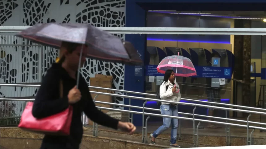 regra-que-restringe-trabalho-aos-feriados-deve-ser-adiada,-diz-ministro