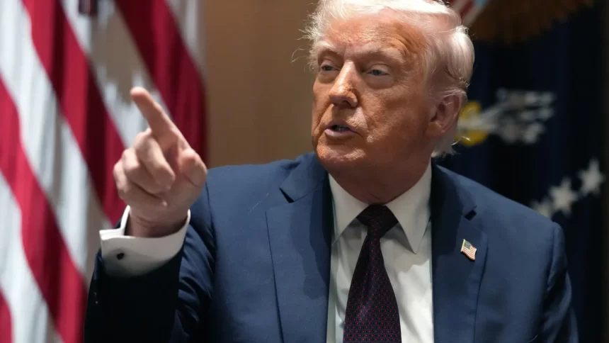 trump-volta-a-atacar-powell-e-cobra-corte-de-1-ponto-porcentual-nos-juros-nos-eua-pelo-fed