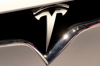 acoes-da-tesla-tombam-com-troca-de-farpas-entre-musk-e-trump