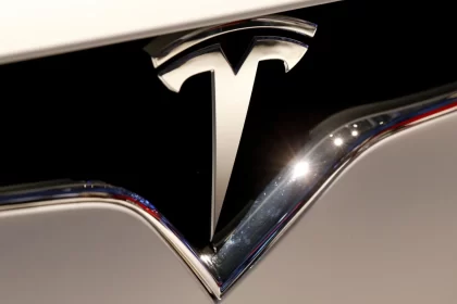 acoes-da-tesla-tombam-com-troca-de-farpas-entre-musk-e-trump