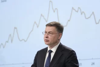 ue:-estamos-vendo-impactos-negativos-das-tarifas-dos-eua-na-economia,-afirma-dombrovskis