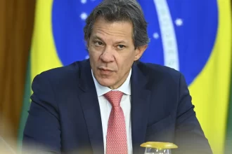 haddad-se-emociona-em-evento-com-lula-e-fala-em-‘dia-de-apagar-sofrimento’