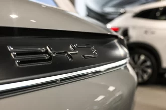 byd-e-processada-por-suspeita-de-trabalho-analogo-a-escravidao-em-obra-de-fabrica-na-bahia