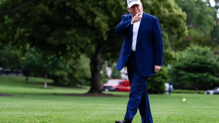 trump-adia-tarifa-maior-para-ue-apos-conversa-com-von-der-leyen