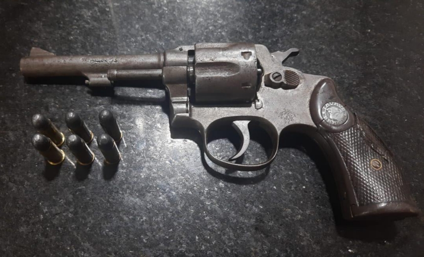 policia-militar-apreende-arma-de-fogo-e-prende-homem-armado-durante-evento 