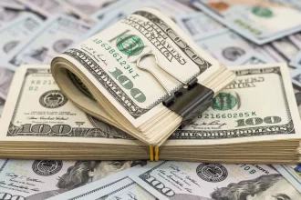 dolar-sobe-e-bolsa-cai-com-expectativa-por-acordos-tarifarios-dos-eua