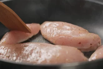 nove-destinos-ja-suspenderam-importacao-de-frango-brasileiro-apos-caso-de-gripe-aviaria