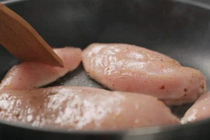 nove-destinos-ja-suspenderam-importacao-de-frango-brasileiro-apos-caso-de-gripe-aviaria