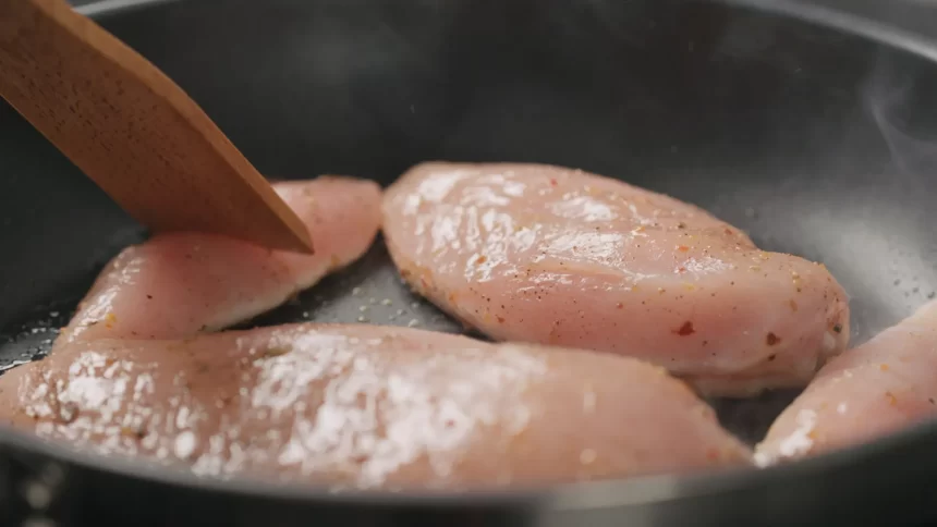 nove-destinos-ja-suspenderam-importacao-de-frango-brasileiro-apos-caso-de-gripe-aviaria