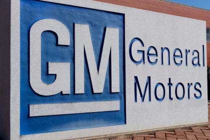 gm-lucra-mais-que-o-esperado,-mas-alerta-sobre-impacto-de-tarifas;-acao-tomba-4%-no-pre-mercado