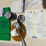 mulher-foge-e-deixa-bolsa-com-drogas-para-tras-no-caminho-do-mar