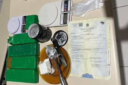 mulher-foge-e-deixa-bolsa-com-drogas-para-tras-no-caminho-do-mar