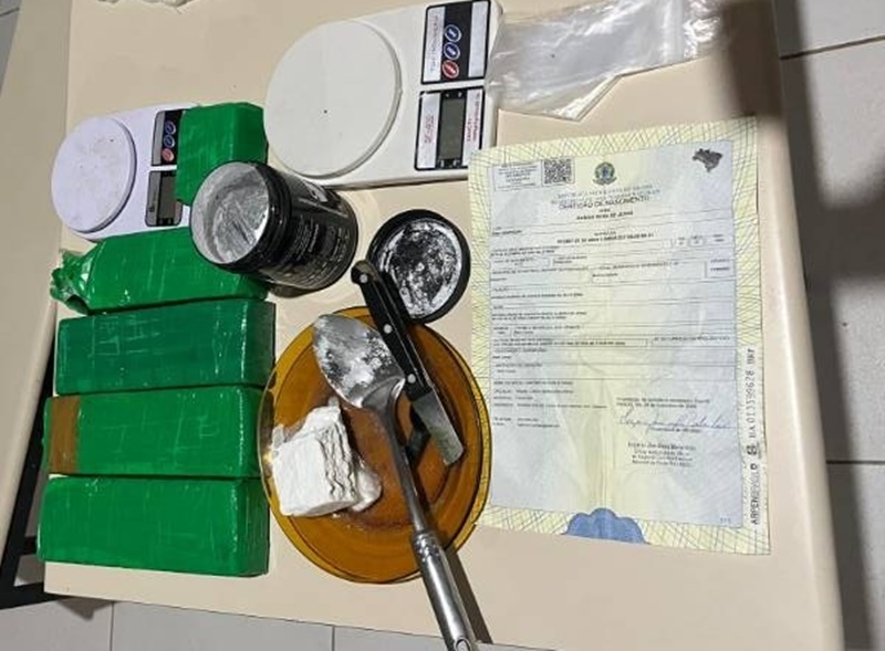 mulher-foge-e-deixa-bolsa-com-drogas-para-tras-no-caminho-do-mar