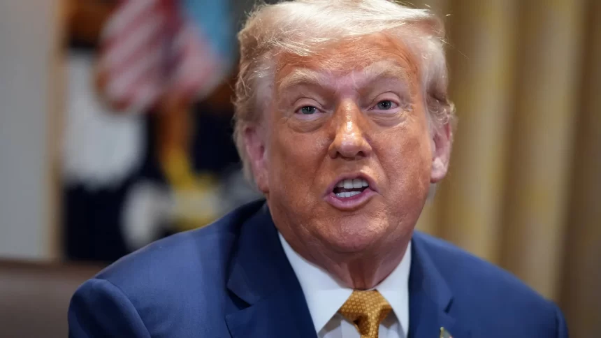 tentando-manipular-taxas-de-juros,-trump-volta-a-criticar-powell