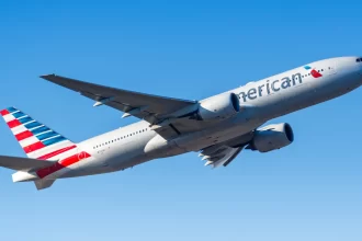 american-airlines-lucra-mais-que-o-esperado,-mas-receita-decepciona;-acao-cai-4%-no-pre-mercado