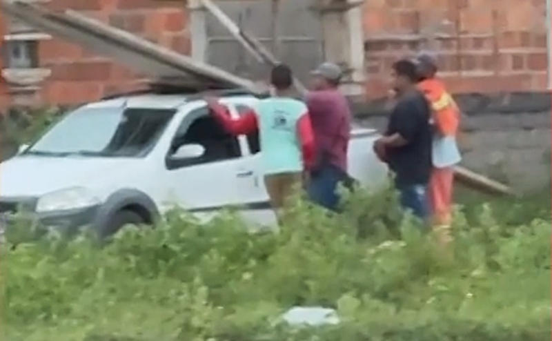 funcionarios-sao-flagrados-furtando-cimento-de-obra-do-ifba