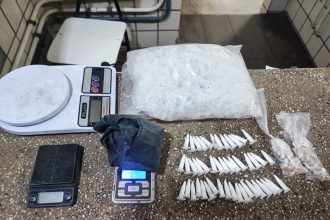 pm-prende-suspeito-por-trafico-de-drogas-em-distrito-de-medeiros-neto