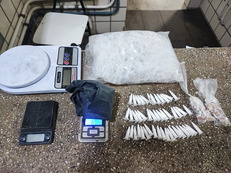 pm-prende-suspeito-por-trafico-de-drogas-em-distrito-de-medeiros-neto