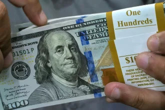 dolar-abre-em-leve-alta-nesta-terca-com-investidores-atentos-com-negociacoes-entre-brasil-e-eua