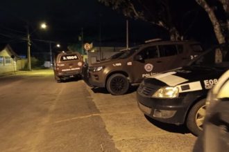 mulher-e-presa-por-fornecer-bebida-alcoolica-a-menores-de-idade-em-bar