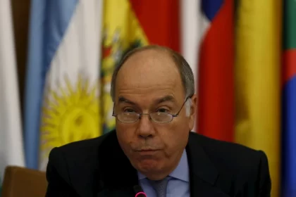 itamaraty-prepara-resposta-a-tarifaco-dos-eua-ate-18-de-agosto,-afirma-mauro-vieira