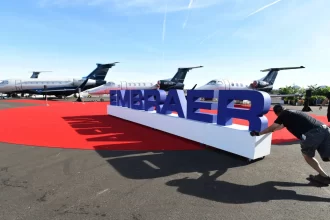 embraer-descarta-demissoes-no-brasil-e-negocia-tarifa-zero-nos-eua