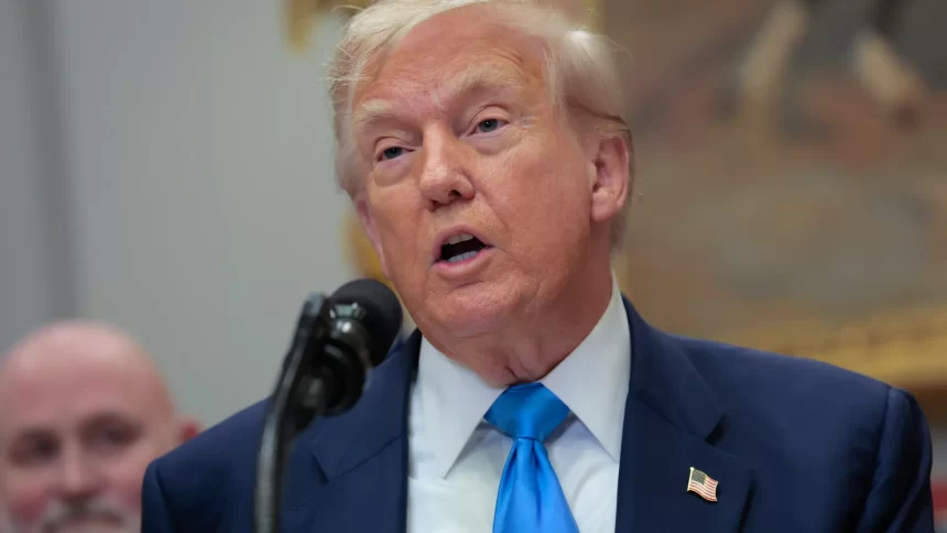 trump-diz-que-decisao-sobre-tarifas-contra-quem-importa-petroleo-russo-sera-divulgada-na-quarta