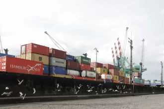 gigantes-da-bolsa-conseguem-amortecer-impacto-do-tarifaco,-mas-empresas-menores-sangram