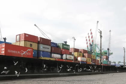 gigantes-da-bolsa-conseguem-amortecer-impacto-do-tarifaco,-mas-empresas-menores-sangram