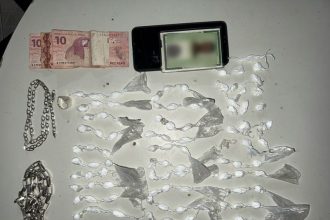 policia-apreende-94-papelotes-de-cocaina-na-rua-teixeira-de-freitas