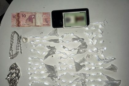 policia-apreende-94-papelotes-de-cocaina-na-rua-teixeira-de-freitas