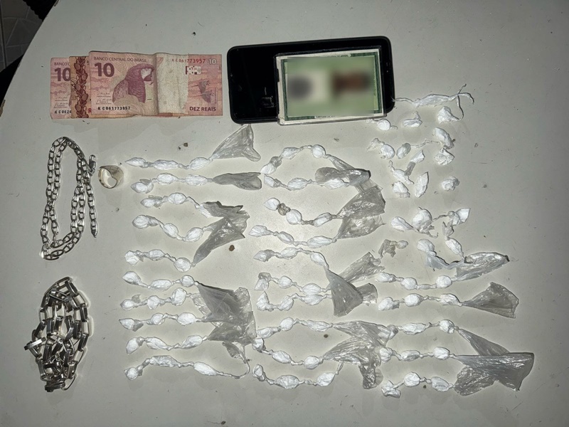 policia-apreende-94-papelotes-de-cocaina-na-rua-teixeira-de-freitas