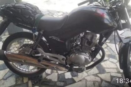 ousadia:-ladrao-furta-moto-de-policial-ao-lado-de-posto-da-pm