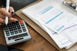 brasileiros-tem-70,5%-da-renda-comprometida-com-contas-a-pagar,-aponta-estudo-da-serasa