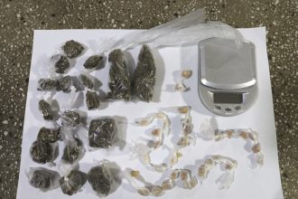 policia-militar-apreende-drogas-e-um-simulacro-de-arma-de-fogo-em-teixeira