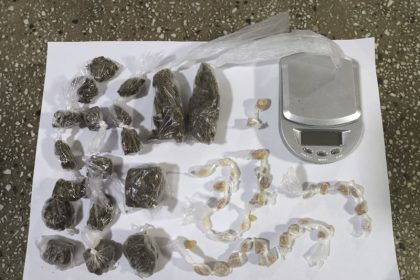 policia-militar-apreende-drogas-e-um-simulacro-de-arma-de-fogo-em-teixeira