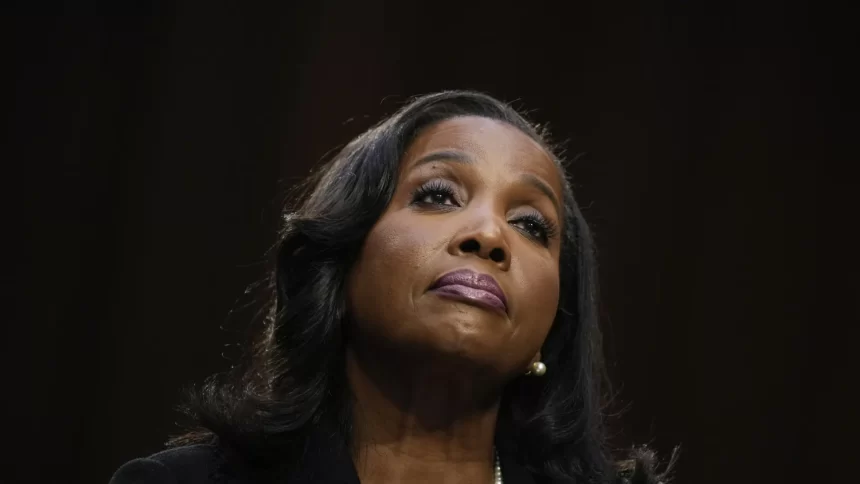 trump-ataca-autonomia-do-fed-e-diz-que-brigara-por-demissao-de-diretora